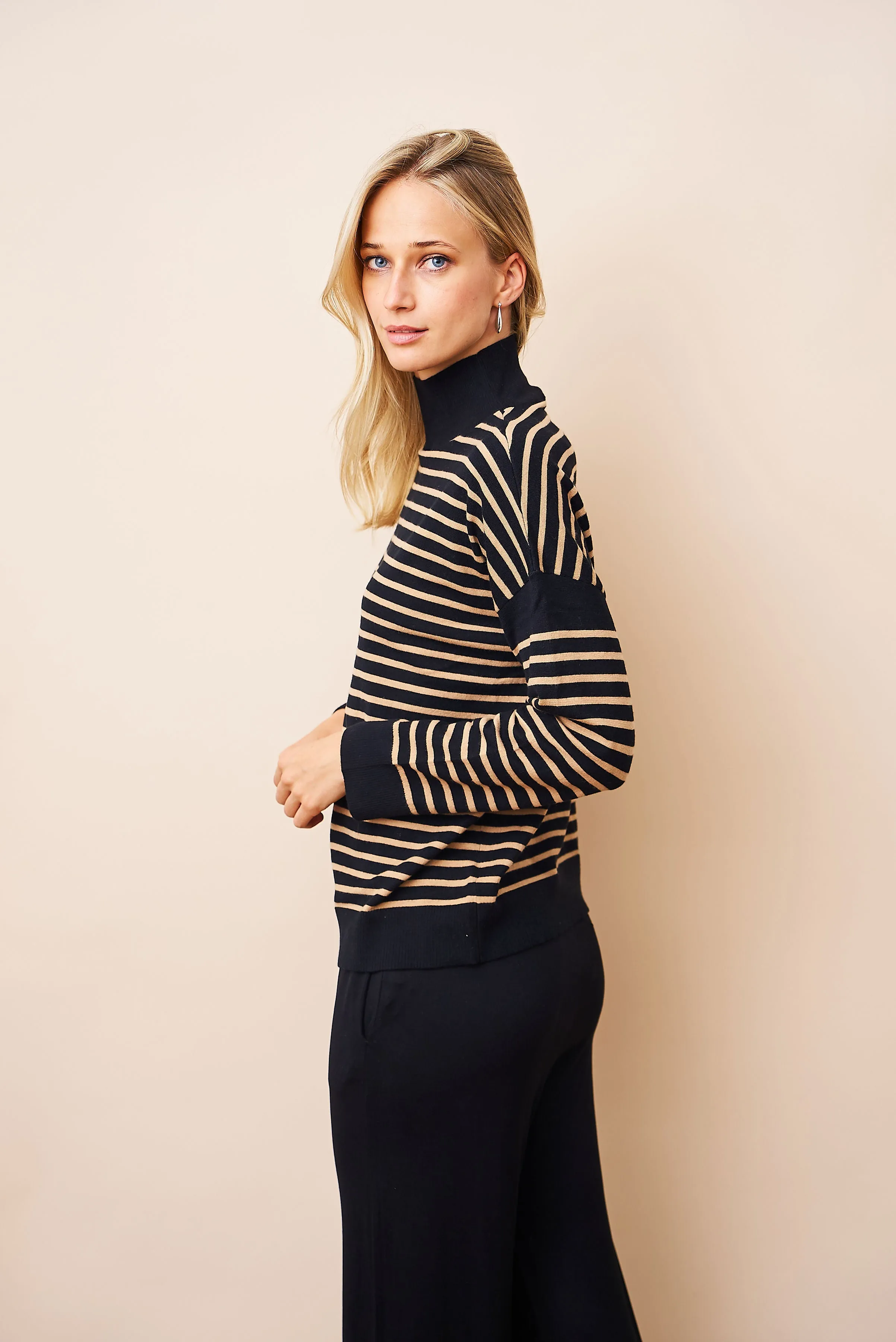 Organic Cotton Knit Stretch Striped Mock Neck in Noir/Camel