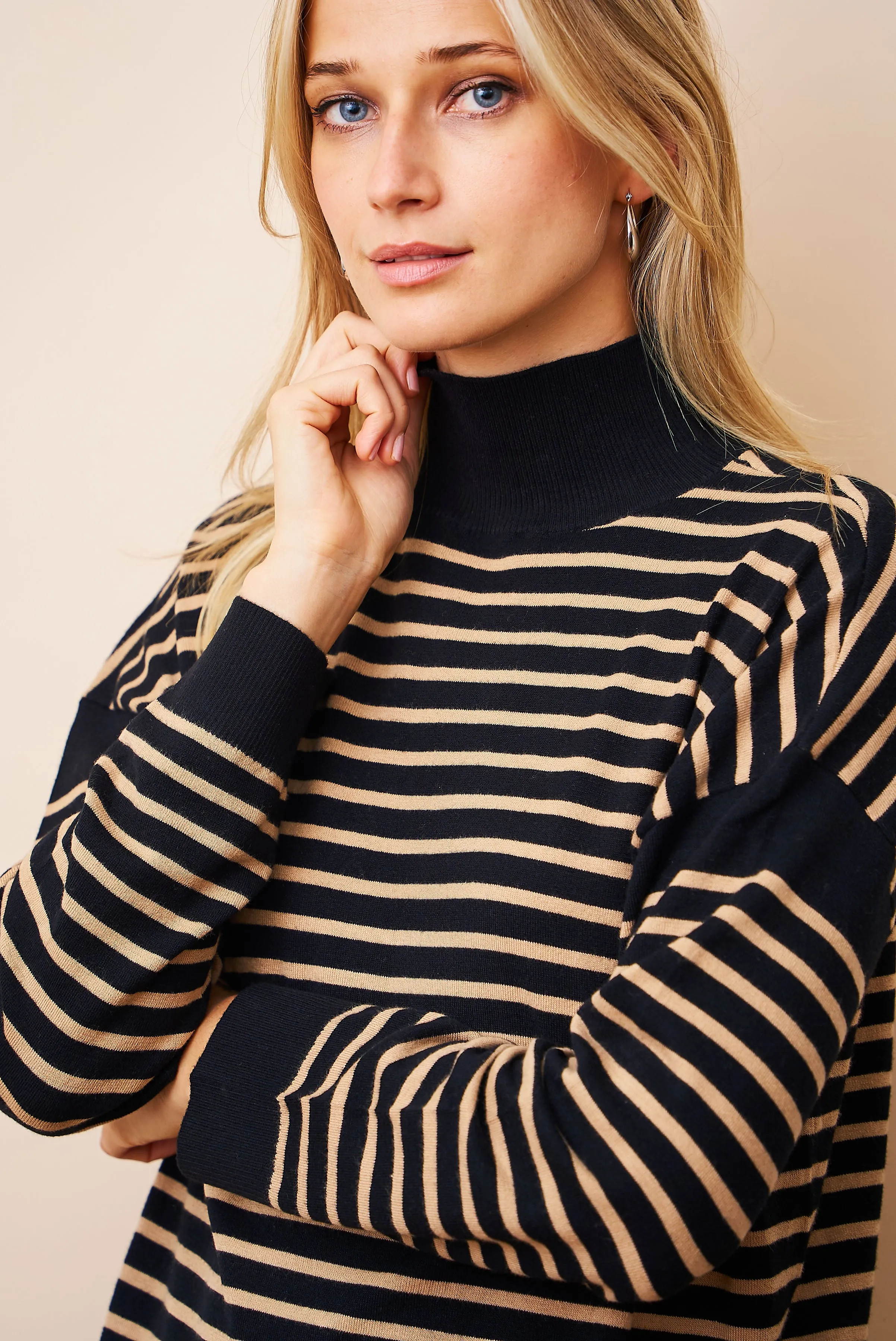 Organic Cotton Knit Stretch Striped Mock Neck in Noir/Camel